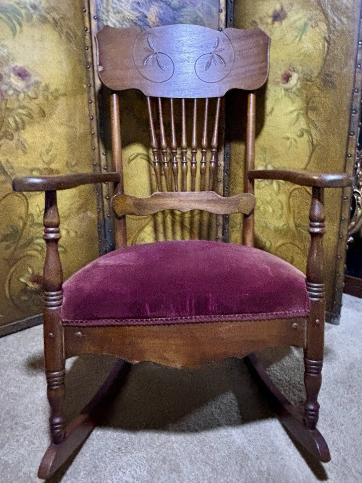 Antigua mecedora con respaldo de husillo con tallas asiento de terciopelo relleno Foto 2 de 4