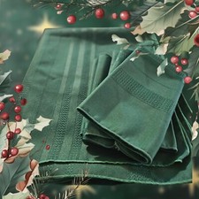Holiday Christmas Tablecloth With Matching 5 Napkins