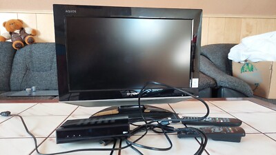 SHARP AQUOS LCD Fernseher 20  LC-20AD5E-BK mit Receiver Skymaster HD-XC2-03