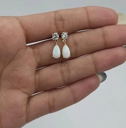 Brincos pendurados de gota deslumbrantes de opala de fogo simulado de pera folheados a ouro amarelo 14k - Imagem 2 de 4