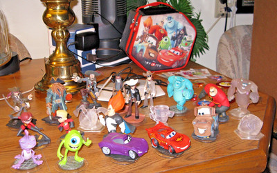 20 DISNEY INFINITY FIGURES WITH CARDS 11 DISCS USB CORD IN CARRY CASE