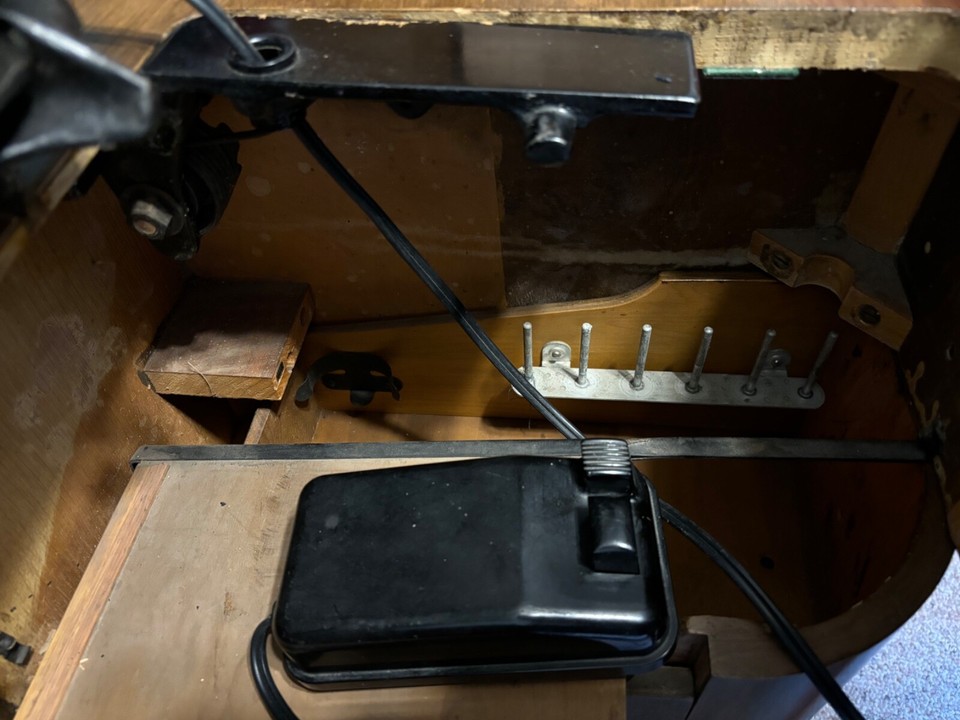 VintageSINGERAJ462852ANTIQUE Sewing Machine1950MotorSEWS GREAT