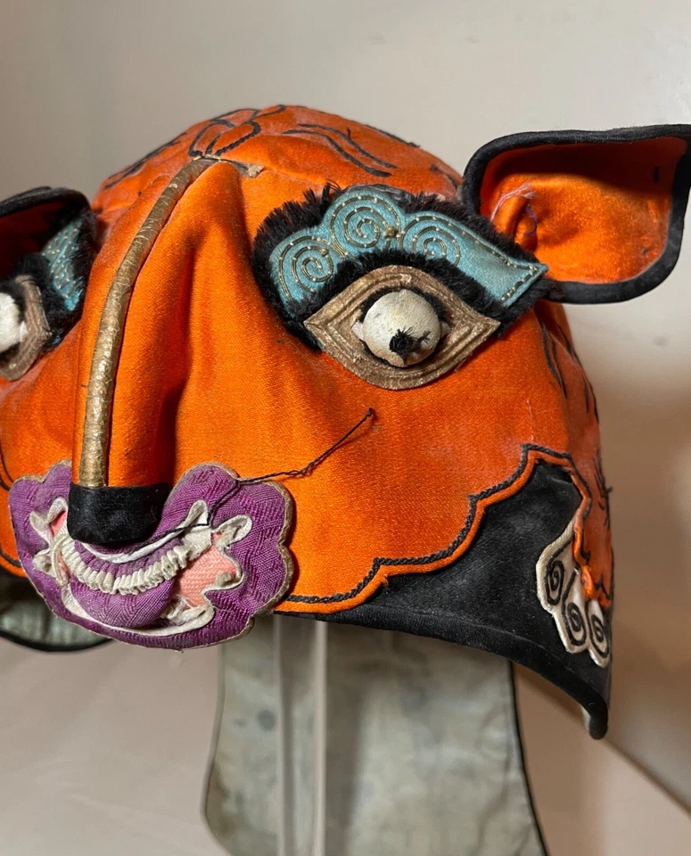 Антикварная китайская вышитая шелковая детская фестивальная парадная фигурная шляпа 1800-х годов. - Изображение 4 из 4