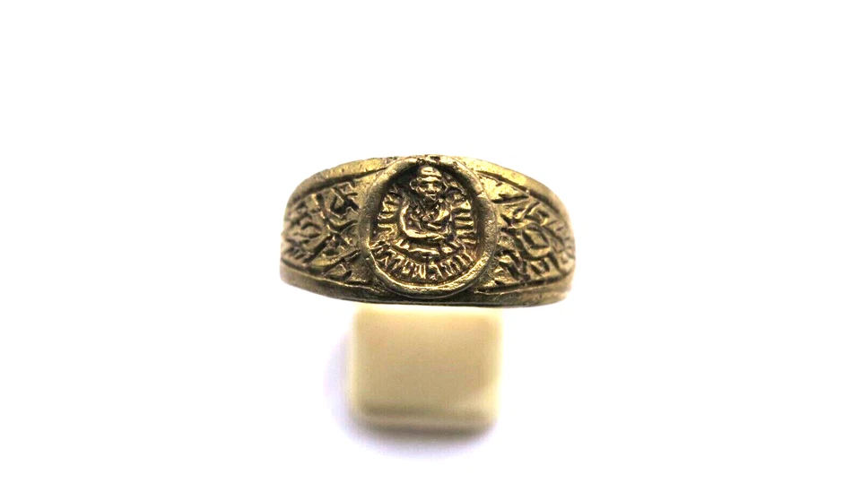 Anillo de latón Buda tailandés 1974 raro amuleto joyería budista talla 11,5 Luang Por Tob Foto 2 de 4