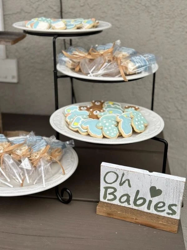 Decoraciones de mesa de baby shower hechas a mano para niños gemelos Foto 3 de 4