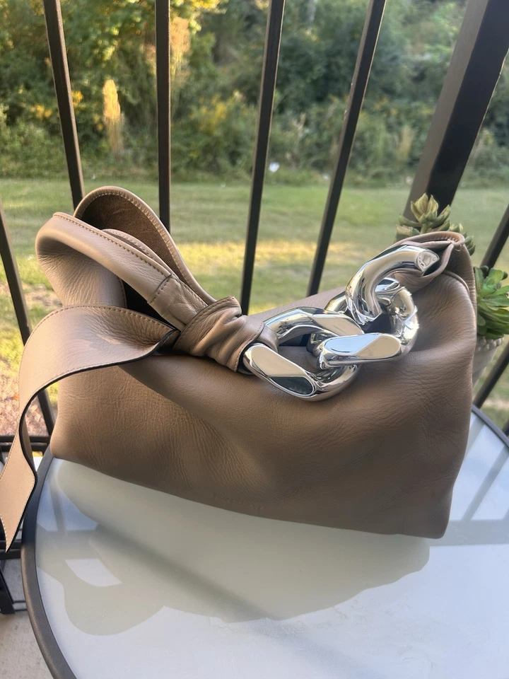 Bolso de hombro/hobo de cuero con asa de cadena plateada color topo JW Anderson Foto 2 de 4