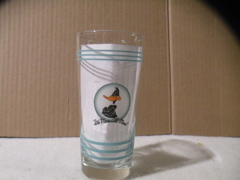 LOONEY TUNES 1994 WARNER BROS. DAFFY DUCK 'IT'S MINE ALL MINE' DRINKING GLASS