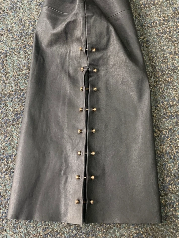 PANTALÓN LIGERO ALICE+OLIVIA CUERO TIRO ALTO ACAMPANADO ADORNADO TALLA 10 Foto 4 de 4