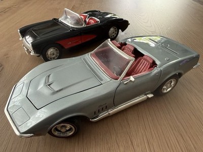 2 Modelle 1:18 CHEVROLET CORVETTE Stingray von Revell (1969) und Burago (1957)