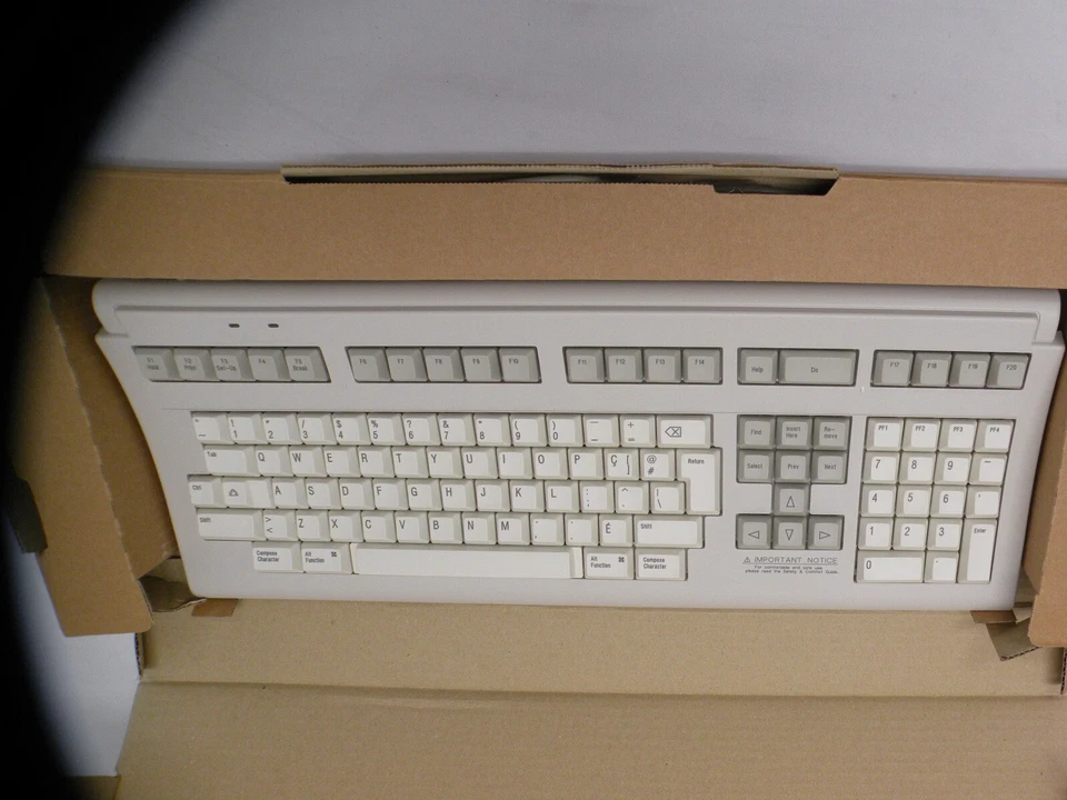 NEW DEC COMPAQ LK461-AQ ENGLISH/CANADIAN VMS KEYBOARD IN ORIGINAL BOX - Image 4 of 4