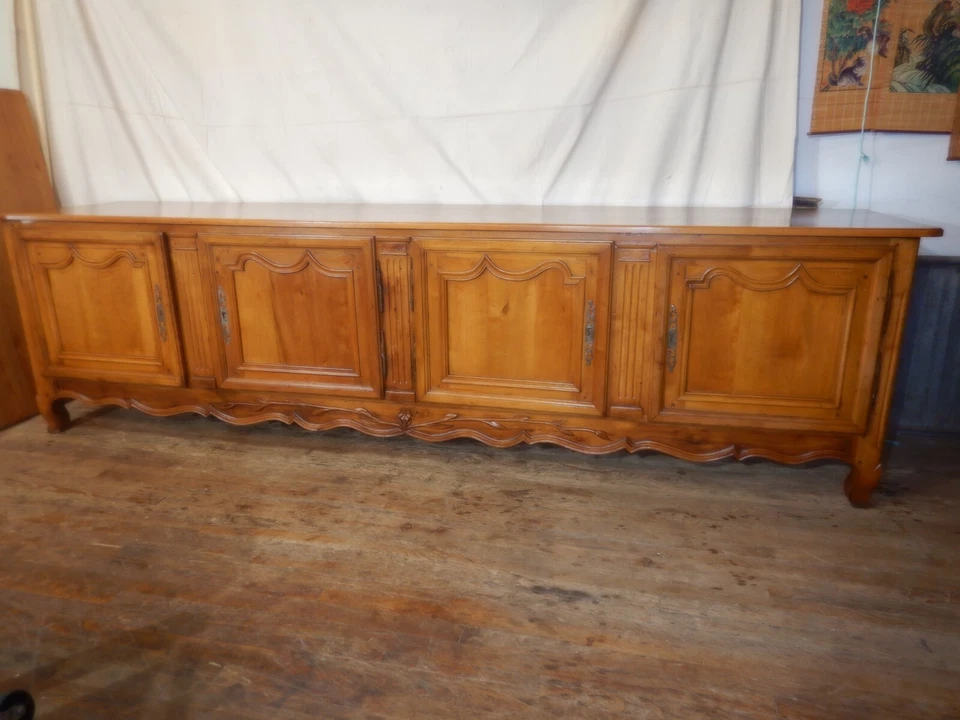 Enorme aparador de campo francés de nogal de 10' de largo  Foto 2 de 4