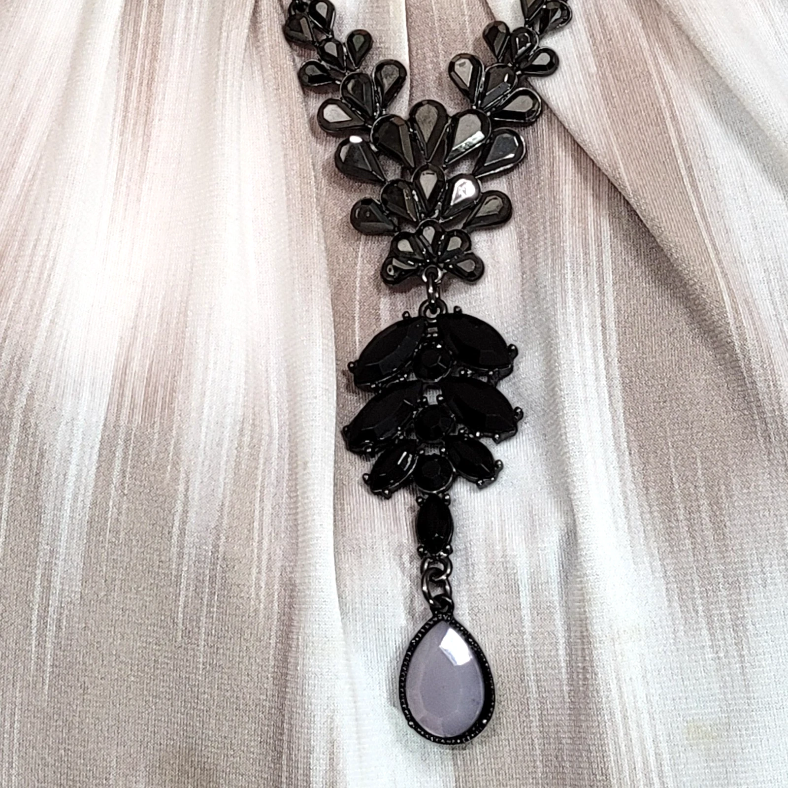 VETEMENTS Pietre finte sfaccettate nere con pendente goccia bianca sfaccettata catena tono argento