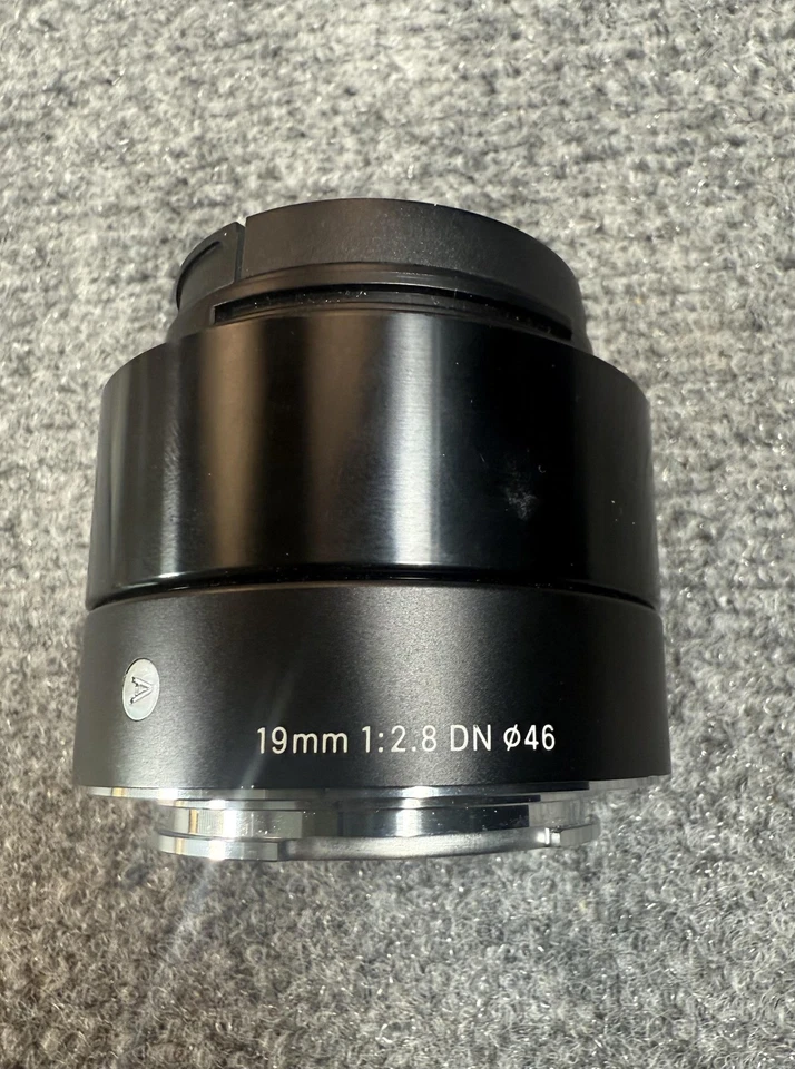 Sigma 19mm F2.8 DN Art Lens for Sony E 46mm Black A013 Japan Case Caps & Box - Image 2 of 4