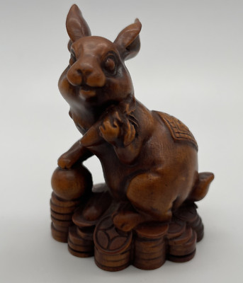 Wunderschön geschnitzte japanische Glückshase Figur aus Holz auf Münzen (HA398)