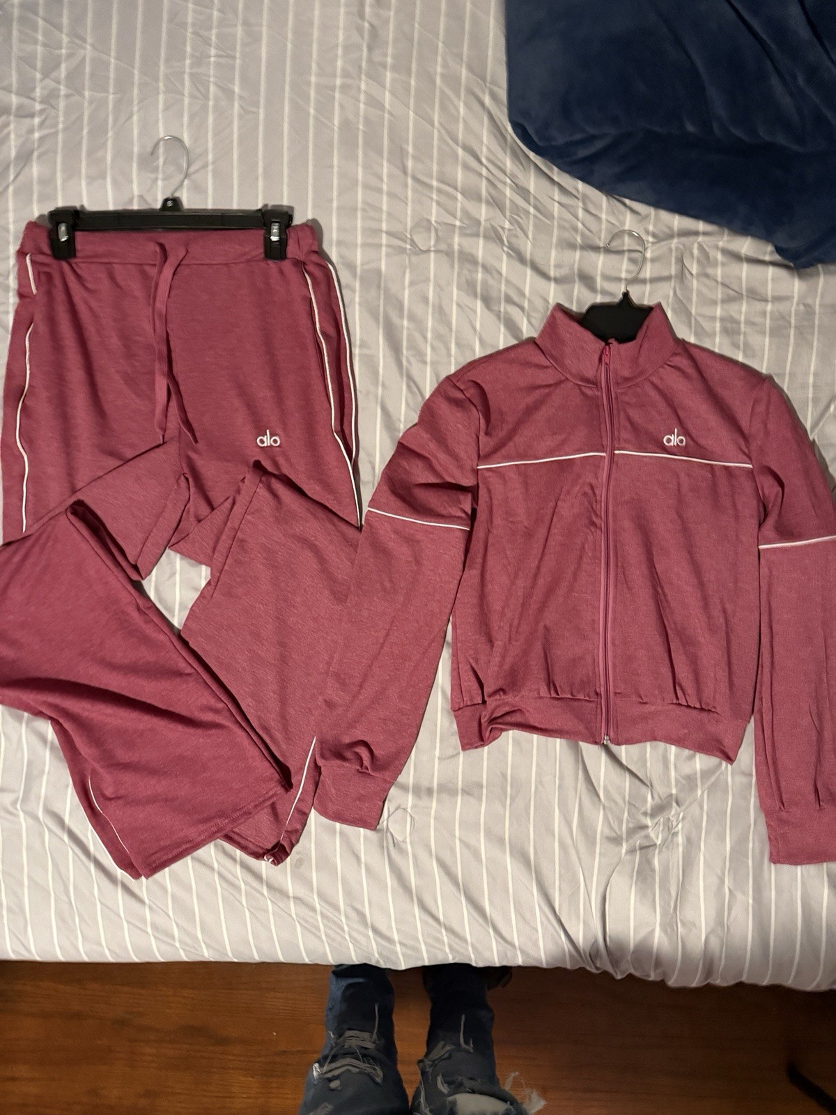 Alo Women's Tracksuit Set Maroon Athletic Size Medium Long Sleeve Crop Top