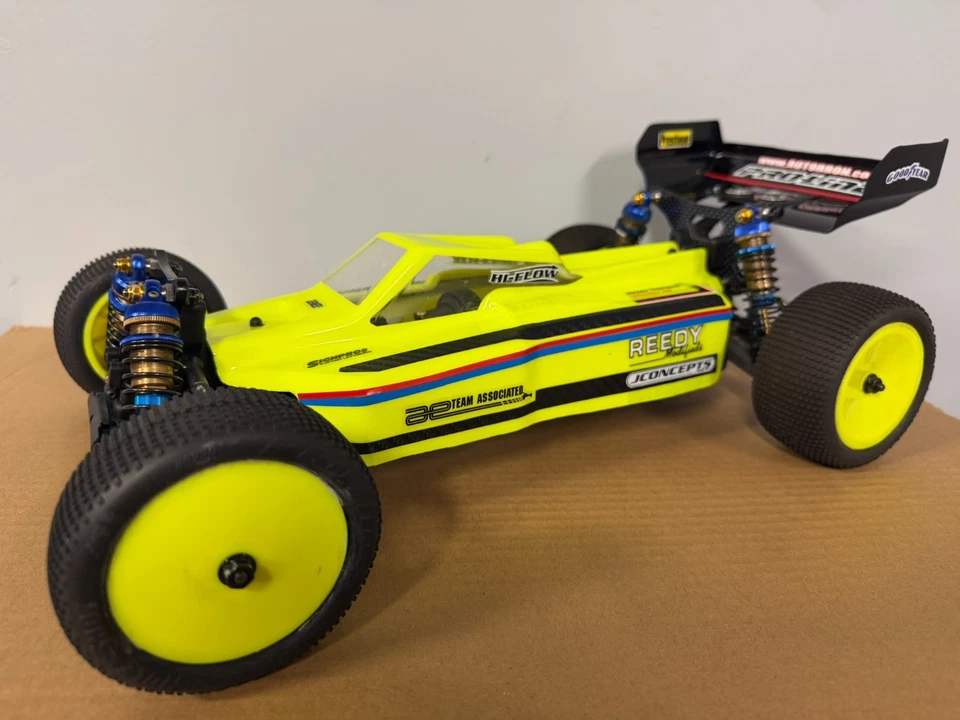 TEAM ASSOCIATED RC10 B64D**GORGEOUS CONDITION**4WD ASSOCIATED BUGGY - Image 3 of 4