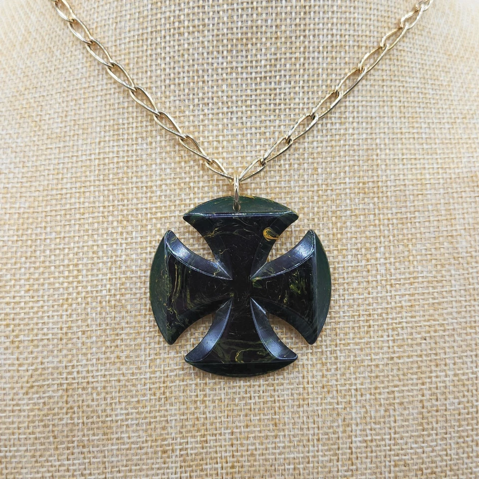 Colar pingente cruz de malta catalina baquelite marmoreada amarelo escuro 26" - Imagem 2 de 4