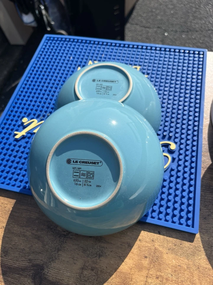 Vajilla de gres Le Creuset, platos de pasta blanca caribeña y crujiente vintage Foto 2 de 4