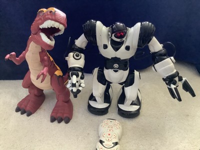 Robosapien 14'' Robot WowWee Robot W/Remote & (1) Articulated Dinosaur Lot of (2)