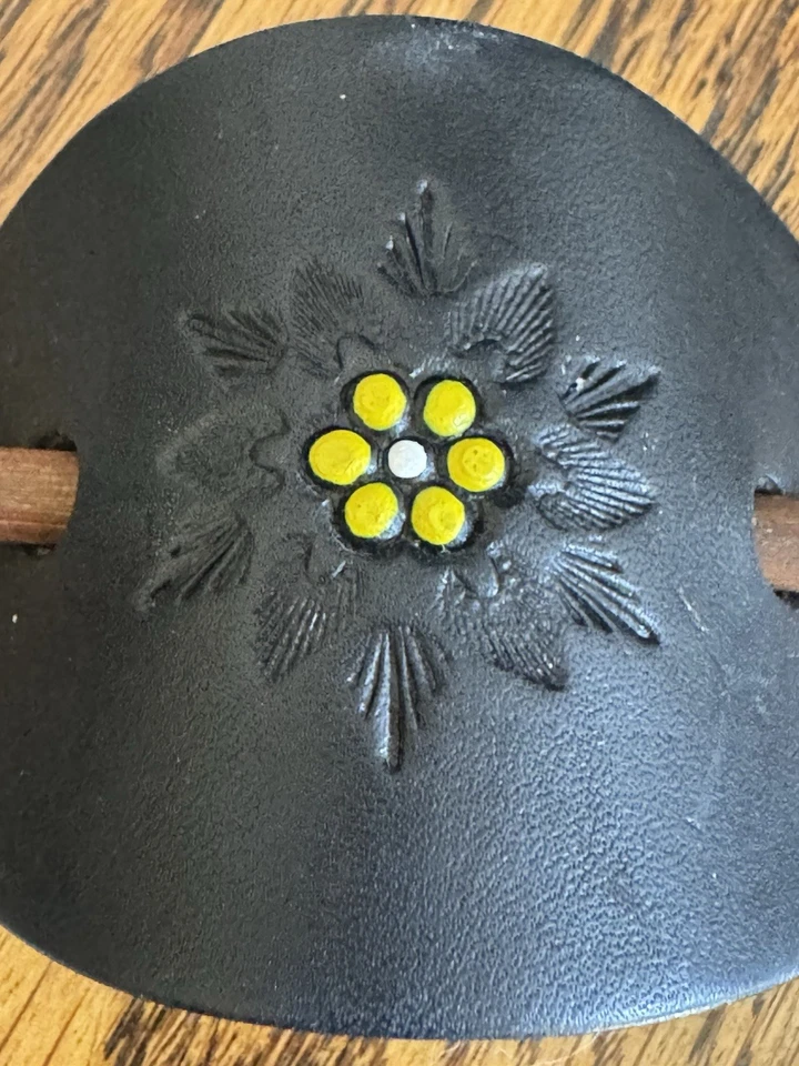 Bareta ovalada de cuero hecha a mano vintage con palo de madera/flor Foto 2 de 4