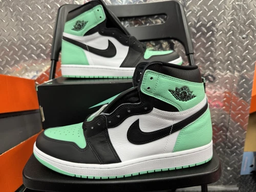 Taglia 12 5 Uomo Jordan 1 Retro Hi OG "Green Glow" DZ5485 130 Nuovo con scatola difettosa
