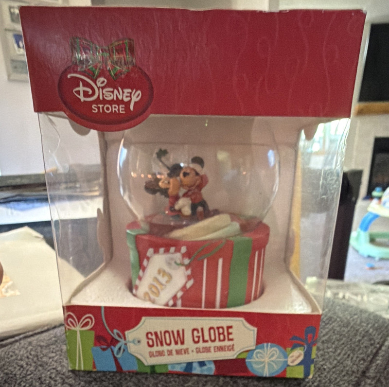 Disney Store 2013 Mickey Mouse & Minnie Mouse Holiday Gift Box Snow Globe