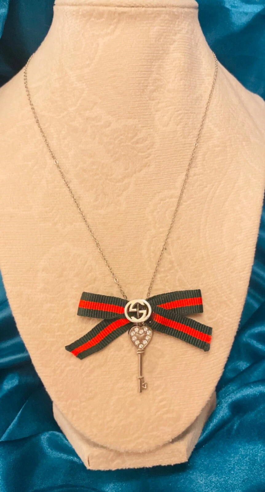 Joli collier charme Gucci vert et rouge réutilisé GG ton argent