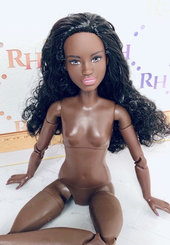 MUÑECA BARBIE 2022 PEQUEÑA HECHA PARA MOVERSE AA HÍBRIDA Rizada Desnuda KIM - Imagen 3 de 18
