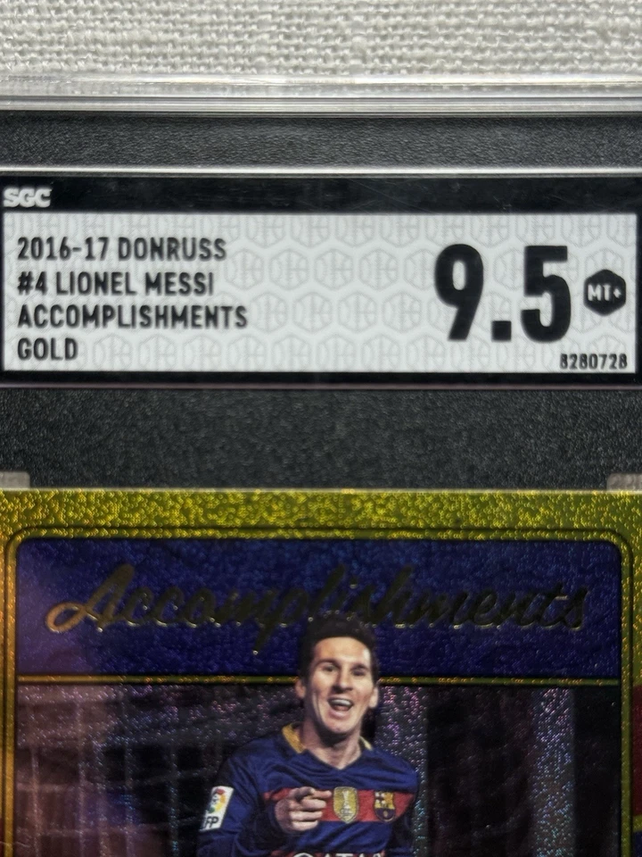 2016-17 Panini Donruss No.04 Lionel Messi Accomplishments folha de ouro FC Barcelona - Imagem 3 de 4