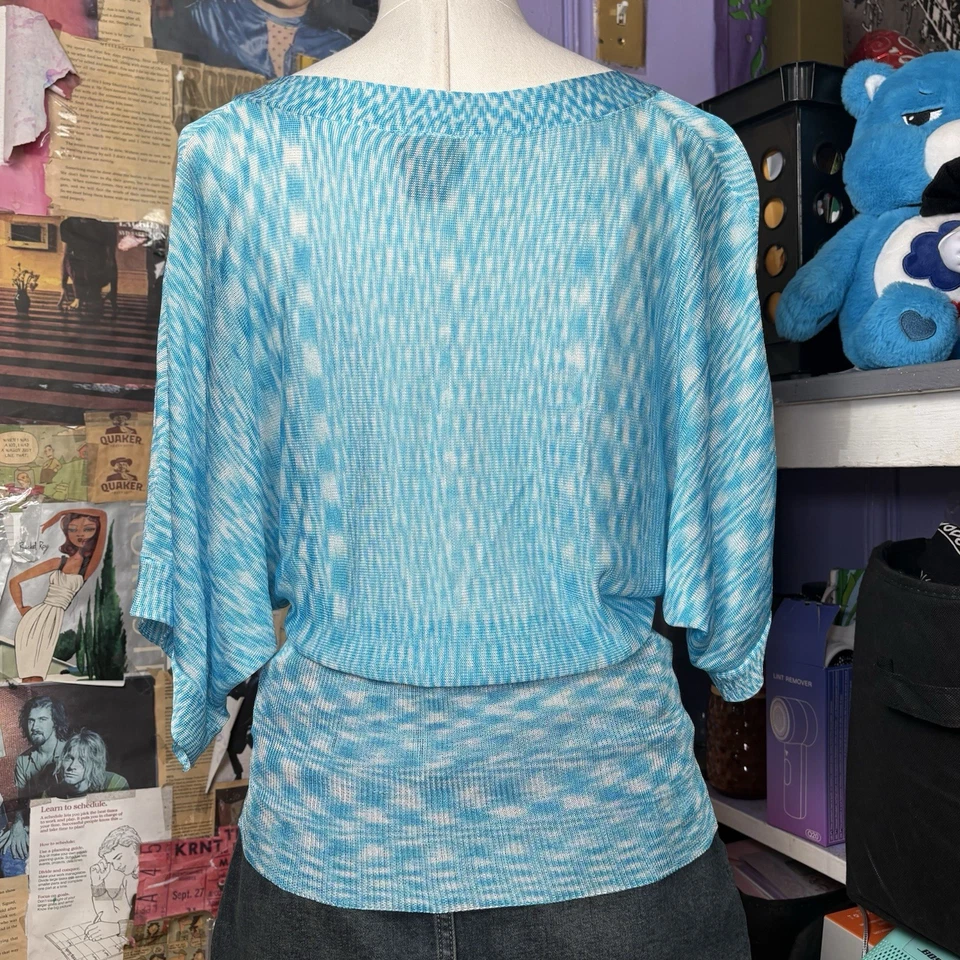 Top de ala de murciélago de malla azul con puntos Y2K Foto 4 de 4