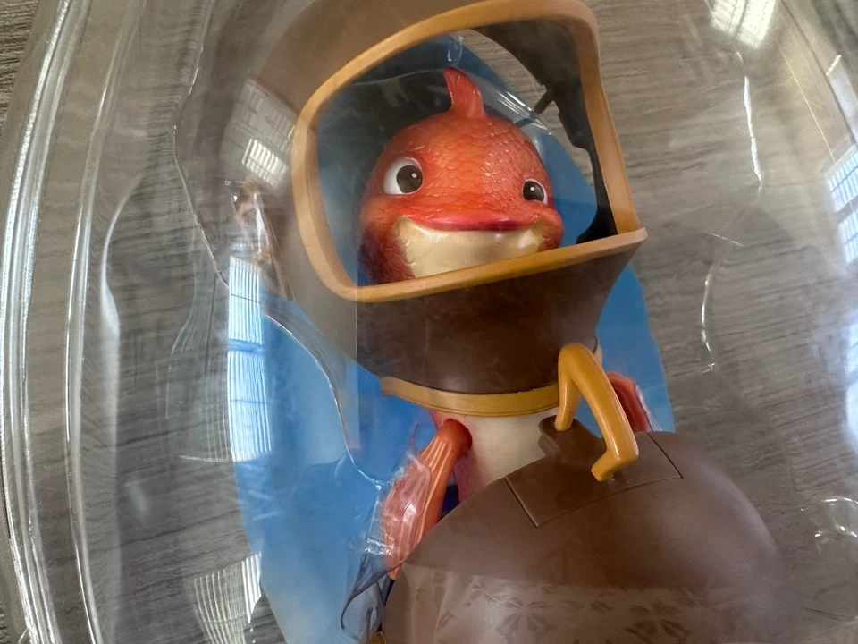 Novo boneco de ação Disney Store frango pequeno peixe fora d'água - pacote amassado - Imagem 4 de 4