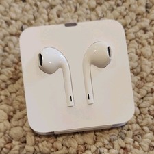 Apple EarPods Wired In-Ear Earbuds Lightning Connector Mic White 1m Cable
