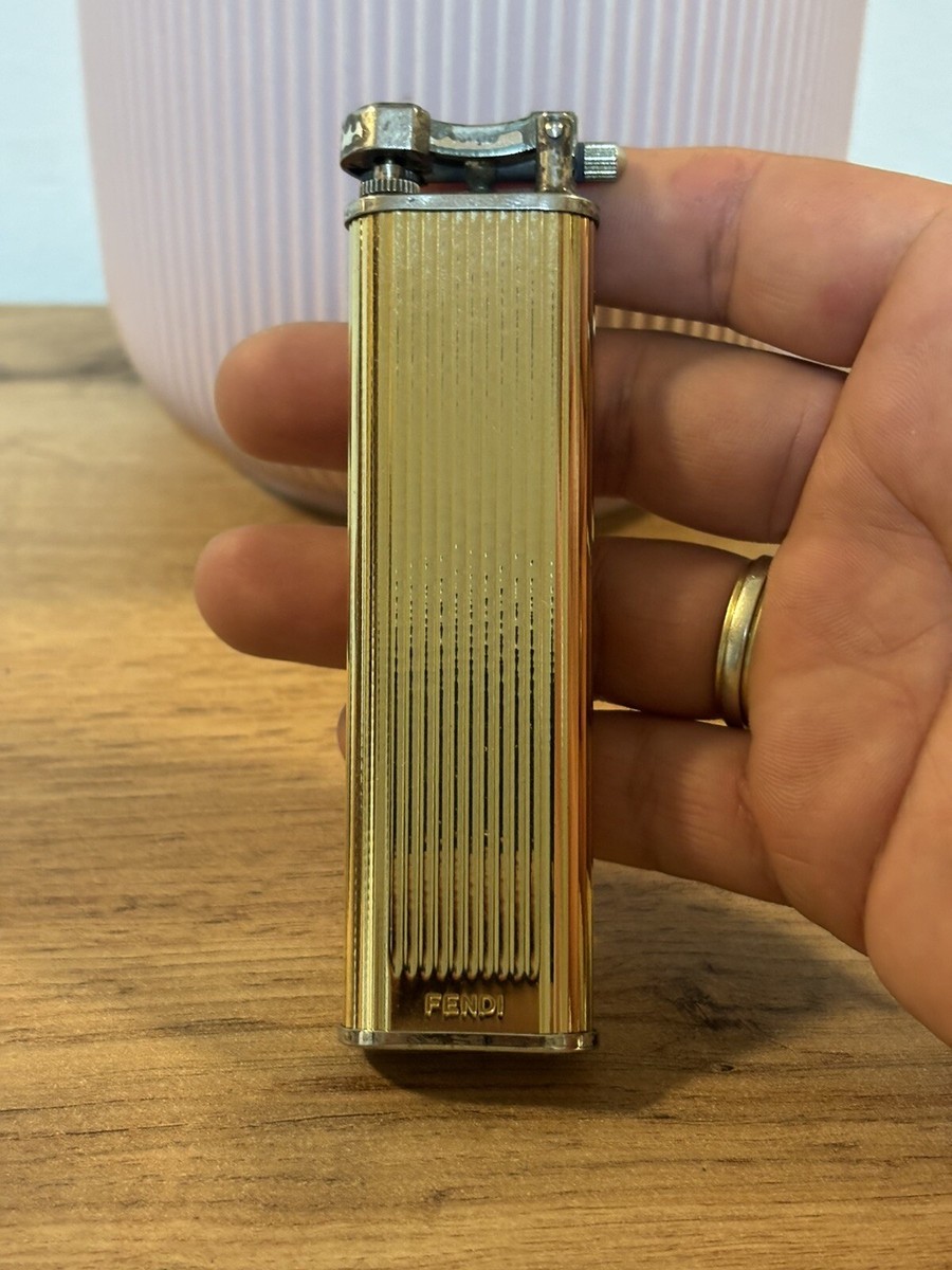Accendino a gas vintage FENDI Lift Arm tono oro COSÌ COM'È CHE