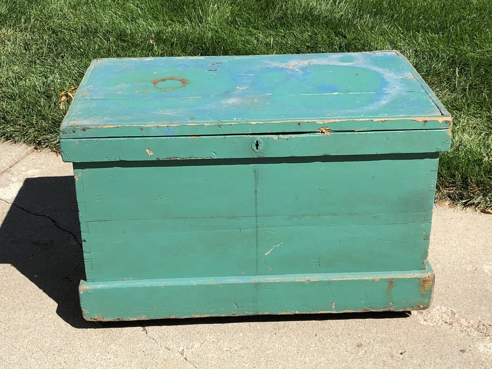 ANTIGUO BAÚL GRANDE PINTADO con melas de pino hardware antiguo y pintura verde azul Foto 2 de 4