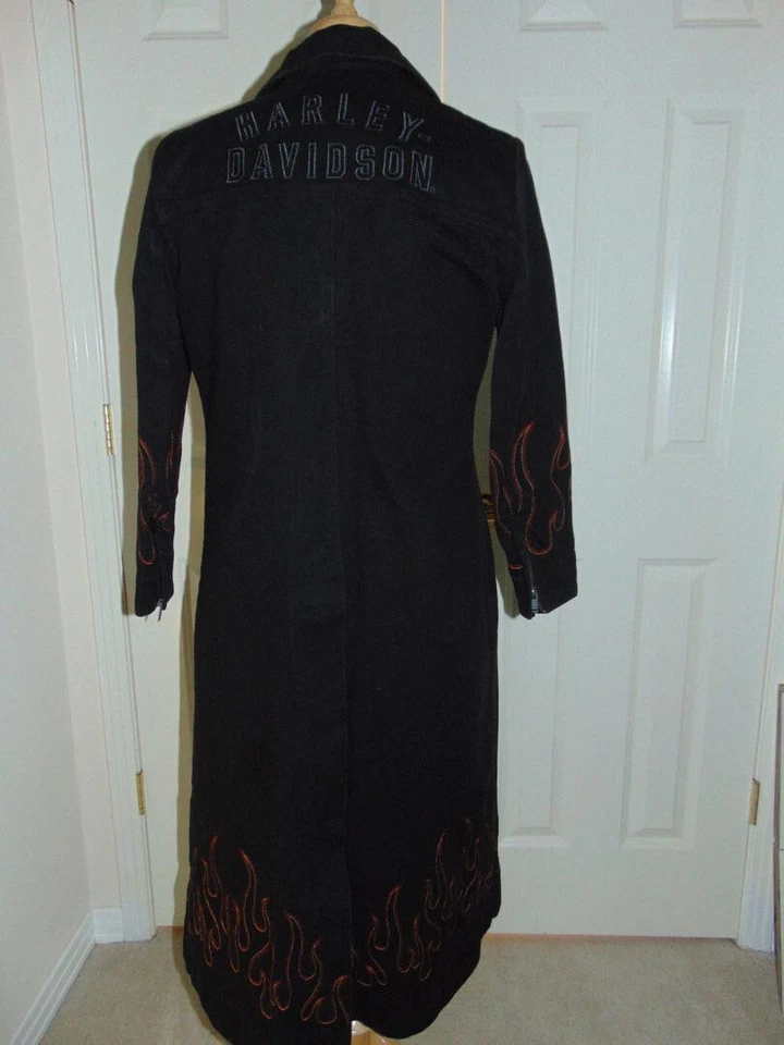 Abrigo plumero Harley Davidson con llamas bordadas.  Abrigo estilo plumero. Foto 2 de 4