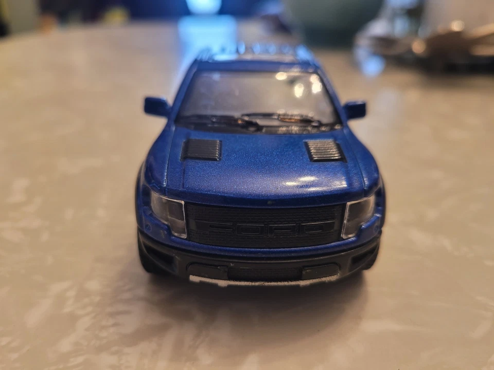 Camioneta pickup Ford F150 SVT Raptor Super Crew 2013 Kinsmart, azul, 1/46 Foto 3 de 4