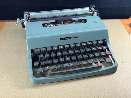 Olivetti Lettera 32 Ultraportable Typewriter Cursive/Script No.75 Blue