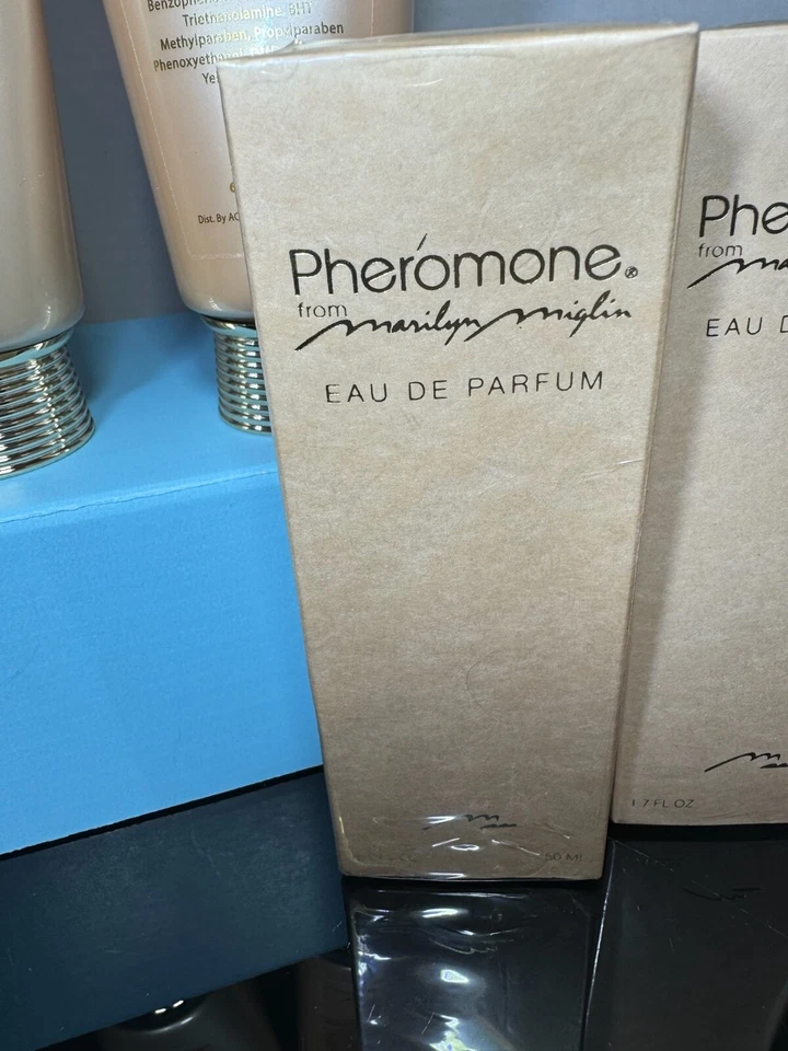 Feromonas de Marilyn Miglin Set Gel de Ducha, Loción Corporal Reafirmante, Perfume Sellado Foto 4 de 4