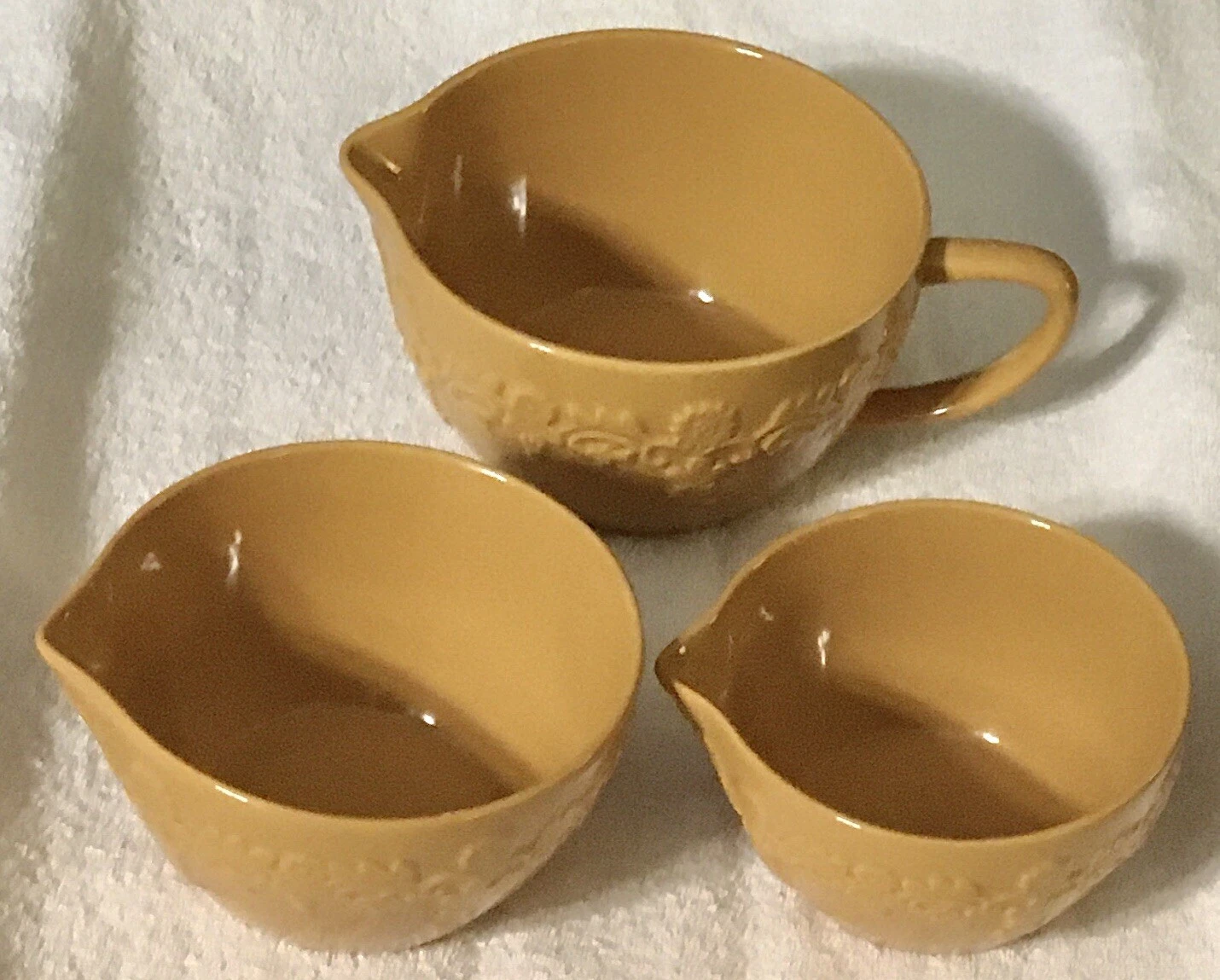 3 Temptations Nesting Mixing Batter Bowls Pour Spout Gold Country Lace by Tara