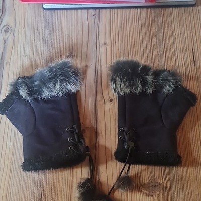 Damen fingerlose Pulswärmer/Handschuhe schwarz mit Echtfellbesatz & Schnürung