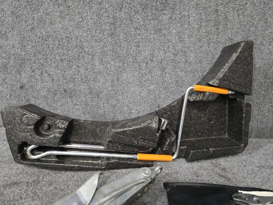 LEXUS 92-00 SC300 SC400 OEM NEUMÁTICO DE REPUESTO LLANTA REPUESTO ESPUMA SOPORTE CONJUNTO DE HERRAMIENTAS Foto 2 de 4