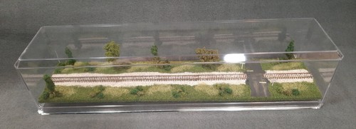 Z SCALE 16" SINGLE TRACK- TRAIN DISPLAY CASE-SUMMER SCENE-w/ RAILROAD CROSSING - Picture 2 of 13