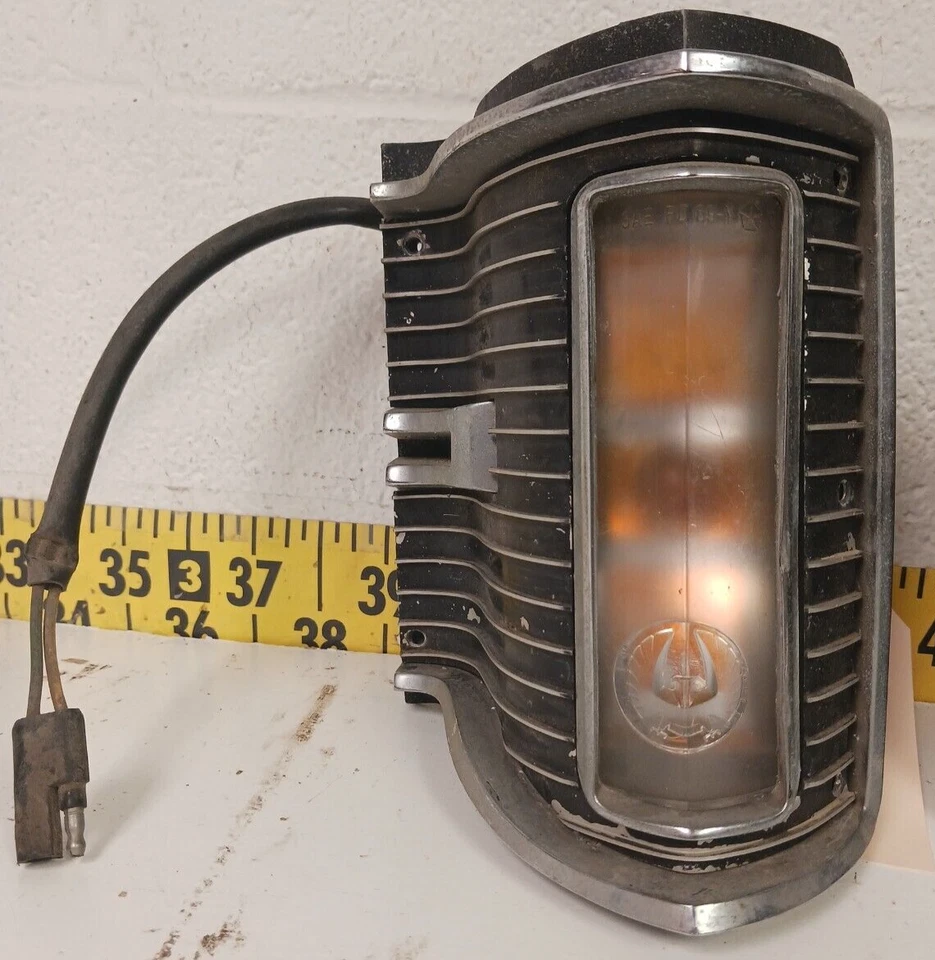 Lámpara de estacionamiento Mopar RH+LH usada OEM con bisel + moldura Chrysler Imperial 1969 (SVM158) Foto 2 de 4