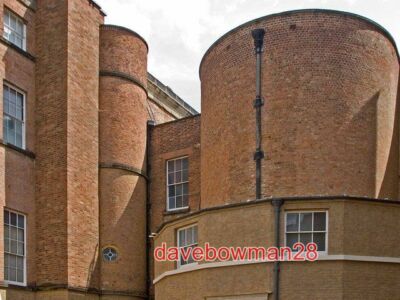 FOTO KURVEN IN ATTINGHAM DIE GERADLINIGE STEINVERKLEIDUNG DER HALLE VERBIRGT DIE TATSACHE