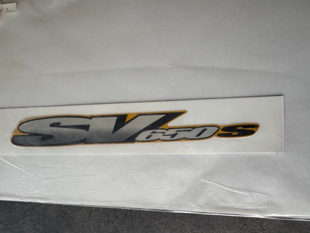 Sticker carénage Suzuki SV650 S pour remplacer un autocollant moto abîmé 1999-2002