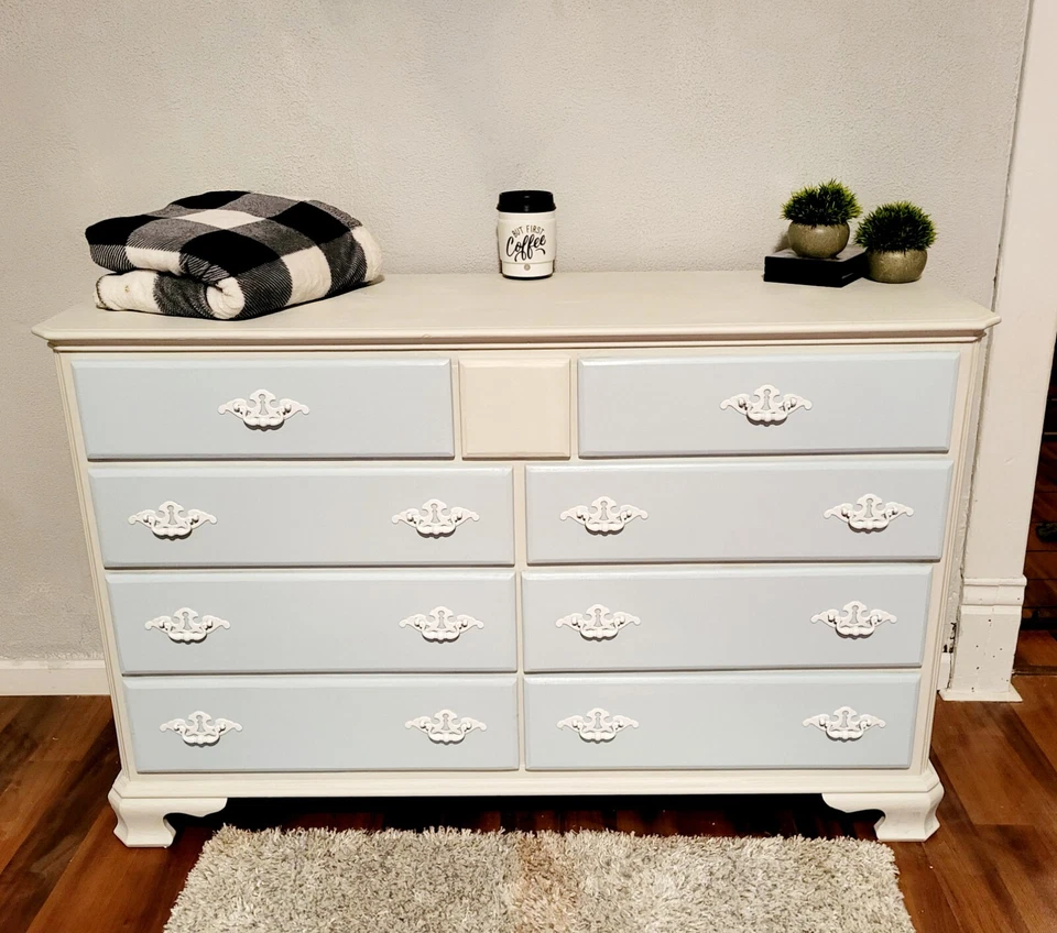 Cómoda vintage 1952 restaurada, blanca y azul suave Foto 4 de 4