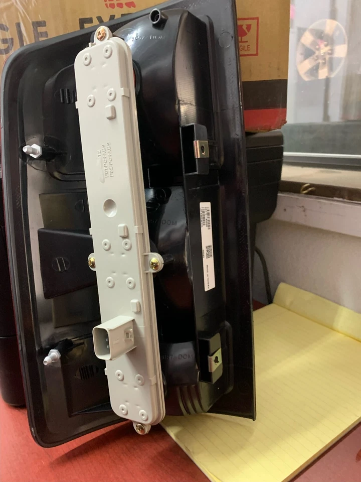 Задние фонари в сборе Eagle Eye (2006 Dodge Ram 3500) - Изображение 2 из 4