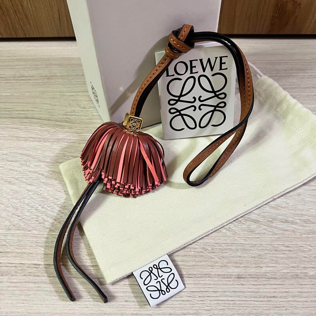 LOEWE ブラウンレザー チャーム LOEWE ブラウンレザー キーホルダー ロエベ キーホルダー