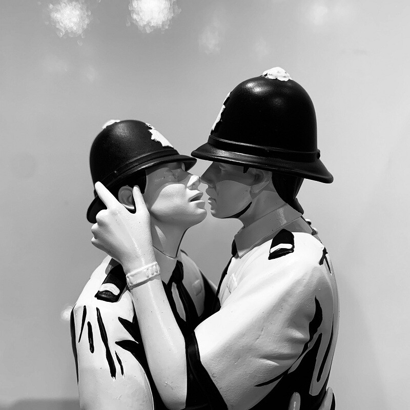 バンクシー Mighty Jaxx-Banksy Kissing Coppers Mighty Jaxx Banksy Kissing Coppers Limited Statue Fashion