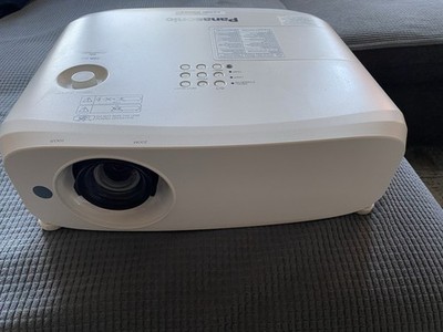 Panasonic VZ580 WUXGA Beamer   5.000 ANSI Lumen   nur 345h